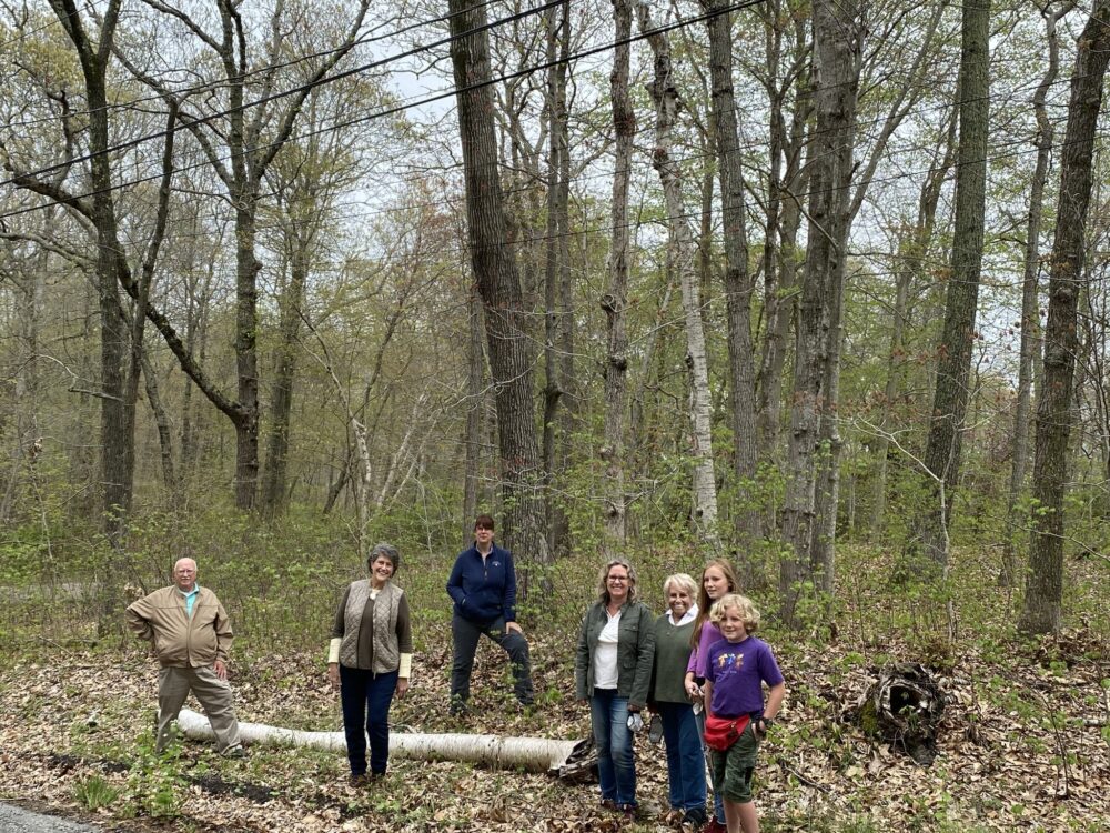 Andrew (Andy) Duffy, Louise Harrison, Holly Sanford, Cassie Kanz, Isabelle Kanz, Phoebe Faint and Oliver Faint at the new Soundview Avenue Preserve